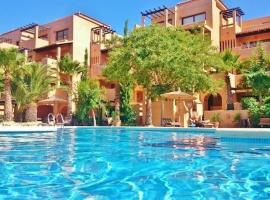 Luxury large 2 bedroom Apartment short walk to Villamartin Plaza, hotel in Villamartin