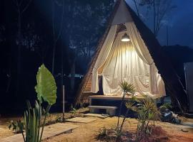 PhuketAirportCamping, camping em Praia de Mai Khao