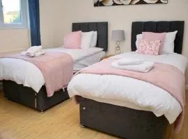 Contractor's Haven- 4-Bedroom House with Free Parking, Super Fast WiFi, Fran Properties in Aylesbury, Pets are Welcome!