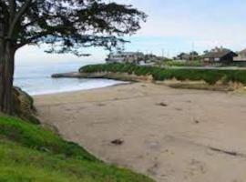Relaxing 3 bedroom Santa Cruz house, 5min to beach, hotel v destinaci Santa Cruz