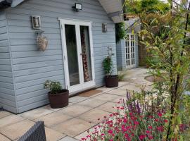 Private Garden Lodge in Christchurch, Dorset for 4 - dogs welcome!, cabin in Holdenhurst