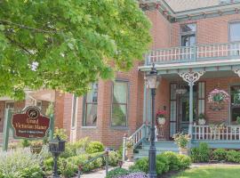 Grand Victorian Manor & Cottage, hytte i Boonville
