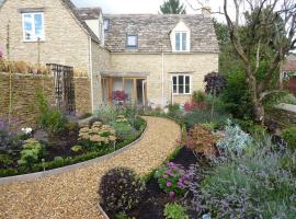 Little Maunditts Cottage - quiet location in charming Cotswold village, sewaan penginapan di Sherston