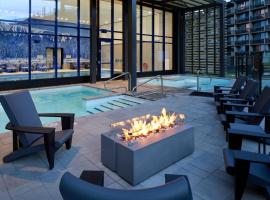 Delta Hotels by Marriott Mont Sainte-Anne, Resort & Convention Center、ボープレのホットタブ付きホテル
