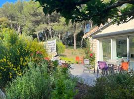 Beautiful house in the heart of its pine forest - private pool, villa en Les Taillades