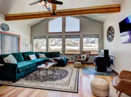 보이시에 위치한 호텔 Twin Pines Cabin in Wilderness Ranch on Hwy 21, AMAZING Views, 20 ft ceilings, fully fenced yard, pet friendly, , Go paddle boarding at Lucky Peak, or snowshoeing in Idaho City and take in the hot springs, sleeps 10!