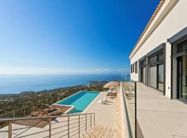 Luxury Villa AVAIA with amazing view, hotel de luxo em Pírgos