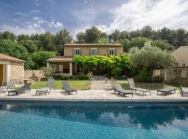 Villa avec vue sur le Luberon et piscine privée, hotel din Maubec