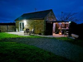 The Hideaway with hot tub, accessible hotel in Chathill