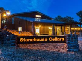 Bed and Barrel at Stonehouse Cellars, hotel with parking in Clearlake Oaks