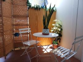 Un lugar encantador con una pequeña terraza, khách sạn gia đình ở Iquique