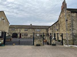 The Farm House Modern spacious 2 bedroom home at Tong road Leeds perfect for contractors free secure parking, hotel perto de Manor Golf Club, Stanningley