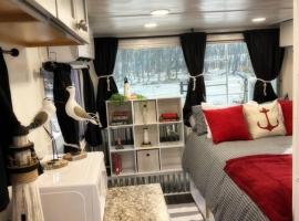 Seagull Bungalow in the Harbor, boat in Savanna