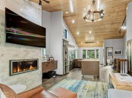 Luxury Modern Townhome steps to ski lifts and downtown with Nature at your patio, family hotel in Breckenridge