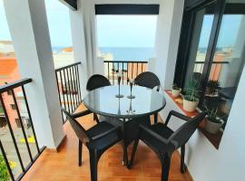 Beachfront Penthouse 3 double bedrooms, 2 bathrooms, hotel en San Luis de Sabinillas