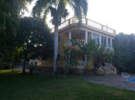 Viesnīca 4 bedroom villa, security, private pool, ocean view pilsētā Sosua