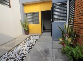 Casa totalmente nueva,2 cuartos 2 baños -Muy Segura, מלון זול בקולימה