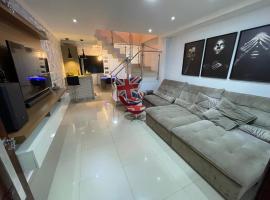 Casa para Show Rural Flat Sobrado, hotel in Cascavel