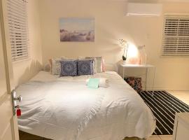 Cosy Haven For Females Only or Females & Child/ren, hotel di Brisbane