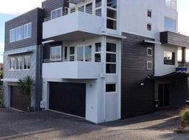 Luxury Beach Guest House, apartment in Papamoa