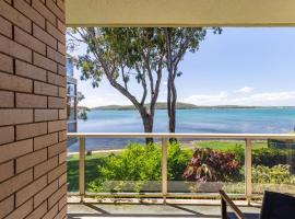 Kooringal 6, 105 Soldiers Point Rd - waterfront unit, hotel in Soldiers Point