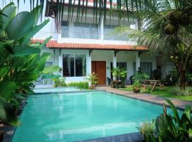 Villa Prambanan Jogja with Private Swimming Pool by Simply Homy, hotell i Sleman