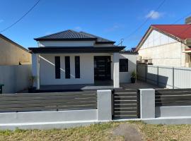 Lux Modern 4 Bedroom House Central CBD, ξενοδοχείο σε Broken Hill