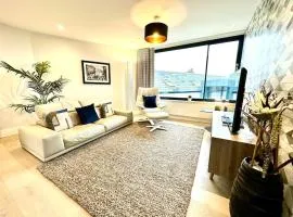 Sea View Ultra Modern 2 bedroom Apartment - 1 Min Walk to the Best Beach! - Great Location - FREE Parking - Fast WiFi - Smart TV - sleeps up to 4! Close to Purbeck, Corfe Castle, Sandbanks, Poole & Bournemouth