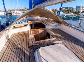 Voilier de 12m à Quai Port Canto, hotel in Cannes