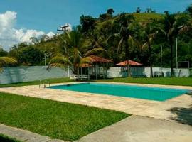 Casa de campo com WiFi e piscina em Magé RJ, hotel in Magé