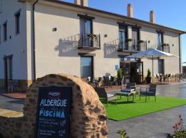 Albergue La Huella, hotel na may pool sa San Martín del Camino