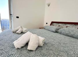 Lovely 6-Bed Apartment on the Amalfi Coast, hotel s parkiralištem u gradu 'Pianillo'