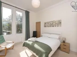 Spacious 2 bedroom High Street apartment