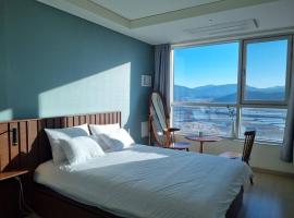 1-2 Mins from KTX Calm Wood Tone Beautiful Night View House, hotel in Gimcheon