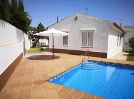 Villa de una planta con piscina, ideal familias