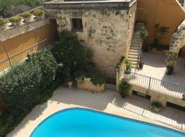 studio apartment with pool in house of character., feriebolig i Birkirkara