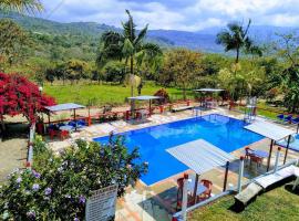 Agradable casa de campo con piscina, campo de tejo, hotel med parkering i Miraflores