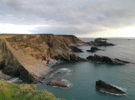 Parke -HotTub- Apartment, hotel i Pembroke Dock