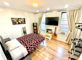 Big Bedroom Best Location ! - Free Parking and first floor, hotel pro pobyt s domácími mazlíčky v Queensu
