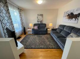 3 Bedrooms cozy comfortable vacation home downtown Gatineau Ottawa near Parliamant and Park, hotel v mestu Gatineau