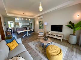 Tropical beachfront apartment, hotel de playa en Belle Mare