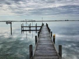 Hideaway Tom’s on Mundoo Channel - Waterfront, hotel in zona Clayton Bay Boat Club, Hindmarsh Island