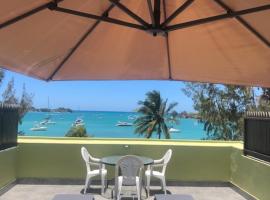 Ocean-view penthouse with roof terrace, Grand Baie, Waterside complex, hotel v destinaci The Vale