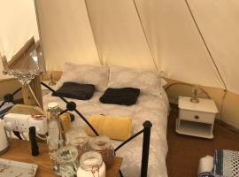 Cox Hill Glamping Badger, luxury tent in Truro