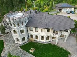 Pinecrest Villa - Castle style living on seaside