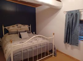 Wisteria Cottage at Gites de la Vienne, hotel with parking in Chaunay