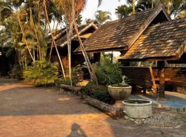 ปาริฉัตร โฮมสเตย์ parichat homestay, hotel sa Saraphi