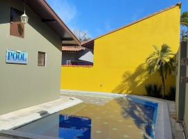 Casa grande com piscina churrasqueira e garagem Praia do Lázaro Ubatuba, מלון באובטובה