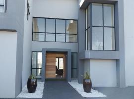 LND GUEST HOUSE, hotel di Bloubergstrand