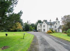 Rossie Ochil House with Hot Tub, hotel in Forgandenny